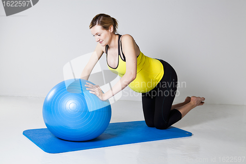 Image of Pregnant woman doing push-up exercise