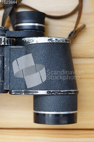 Image of binoculars