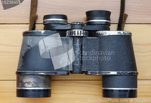 Image of binoculars