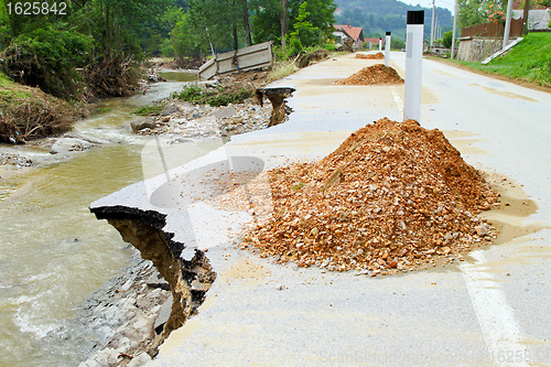 Image of Narrow road