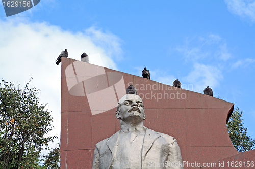 Image of town dove on monument Lenin