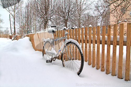 Image of old bicycle near fence
