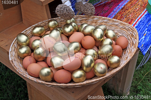 Image of chicken egg in braided plate