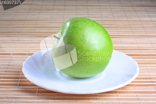 Image of Green apple on the saucer