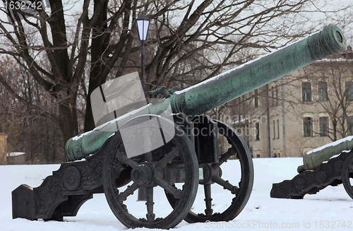 Image of bronze cannon 