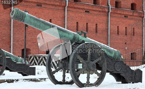 Image of bronze cannon 