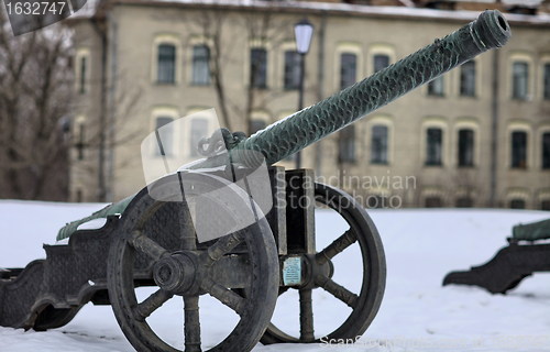 Image of bronze cannon 