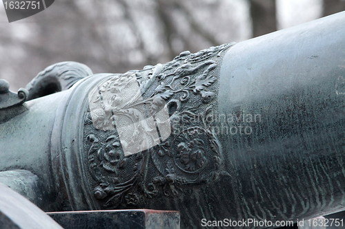 Image of bronze cannon 