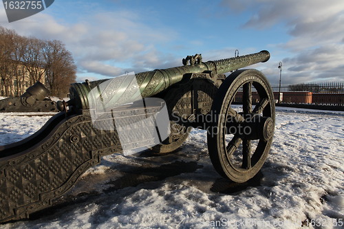 Image of bronze cannon 