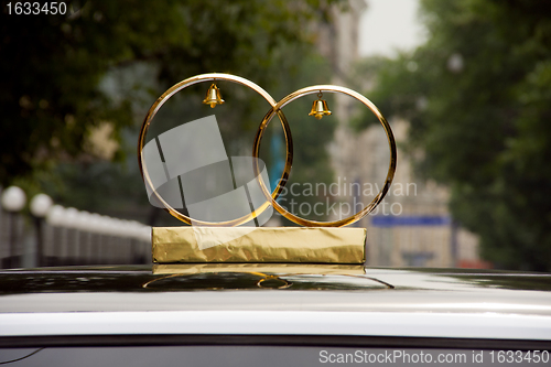 Image of wedding rings on the roof of the car