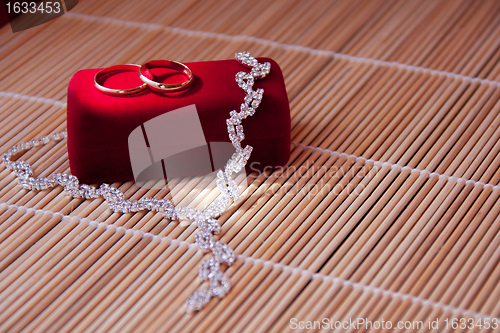 Image of two wedding rings on the red box