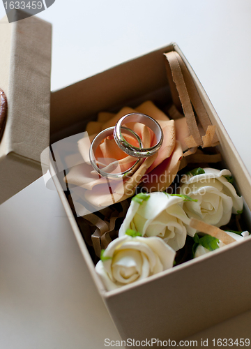 Image of rings of white gold in a box