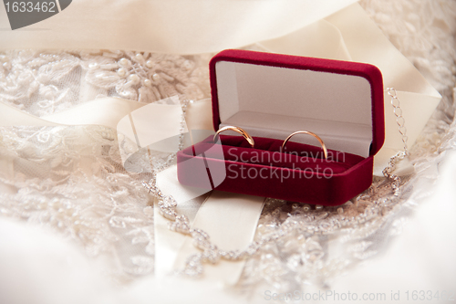 Image of two wedding rings in a box