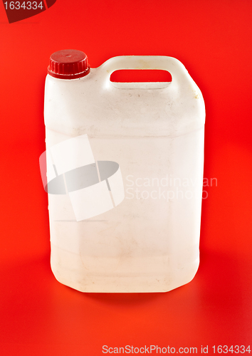 Image of white dusty canister on red 