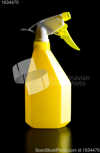 Image of yellow spray bottle 