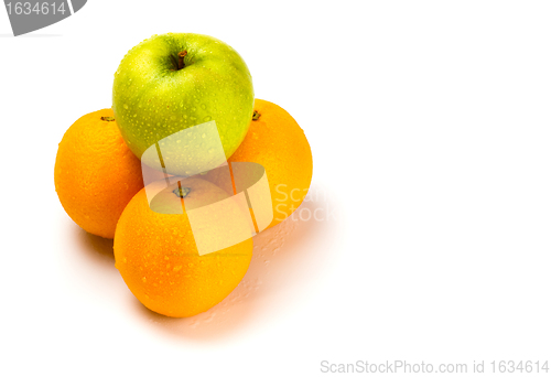 Image of fruit pyramid with water drops