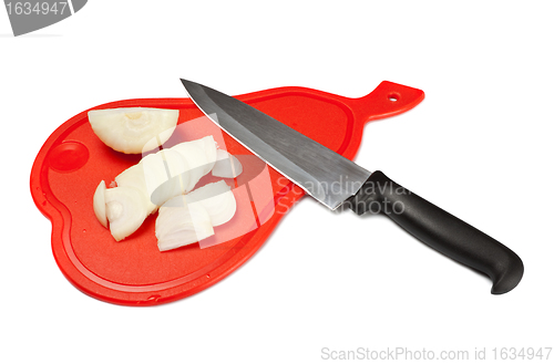 Image of onion and knife on cutting board