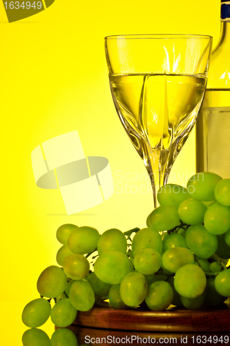 Image of glass of white wine and grape