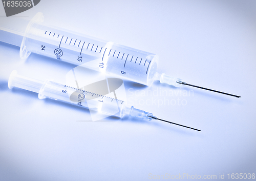 Image of two syringes with remedy