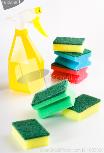 Image of yellow spray bottle and multicolored sponges