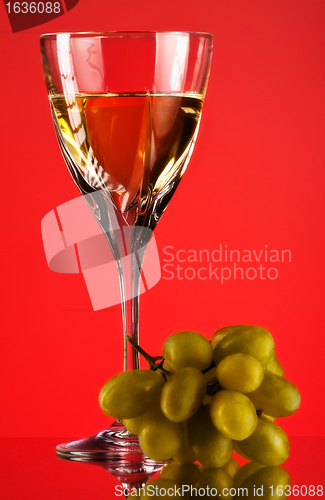 Image of glass of white wine and grape