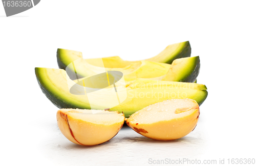 Image of fresh avokado slices laying on table