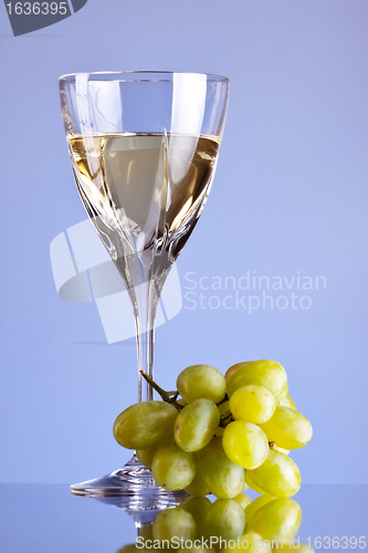 Image of glass of white wine and grape