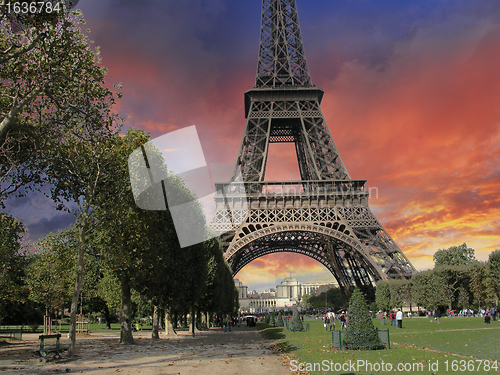 Image of Eiffel Tower from Parc du Champs de Mars
