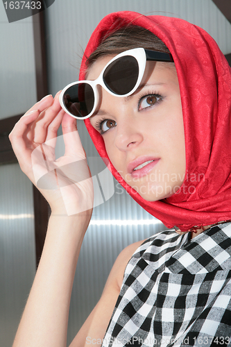 Image of girls with sunglasses in image 50-h