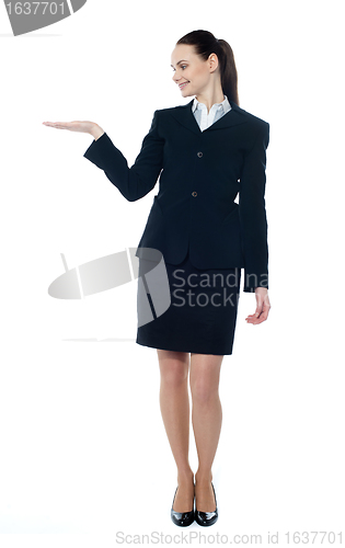 Image of Lady presenting copyspace in business