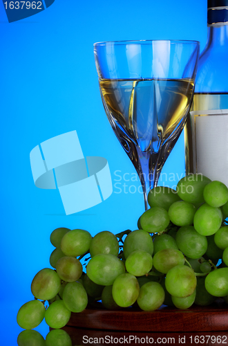 Image of glass of wine and grape bunch