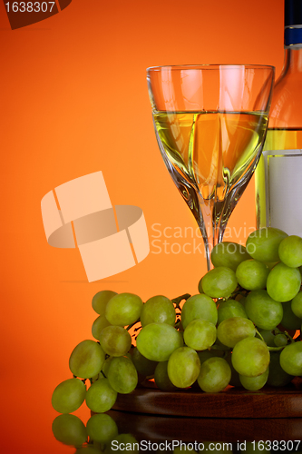 Image of glass of wine and grape bunch