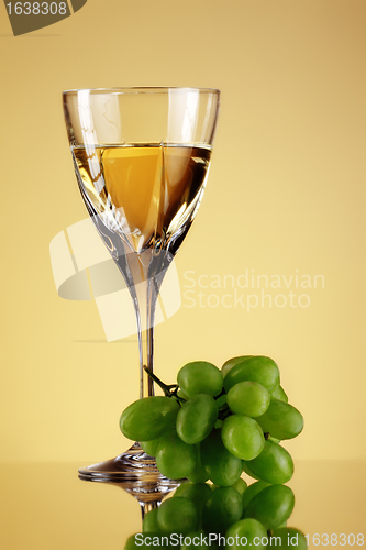 Image of glass of wine and grape bunch