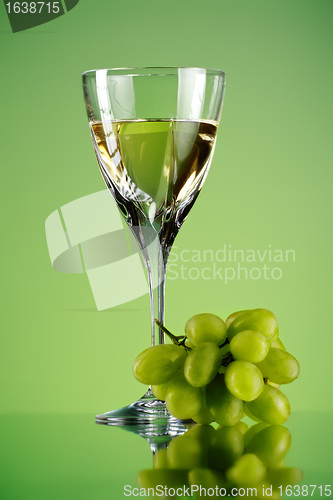 Image of glass of wine and grape bunch