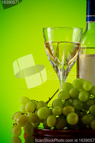 Image of glass of wine and grape bunch