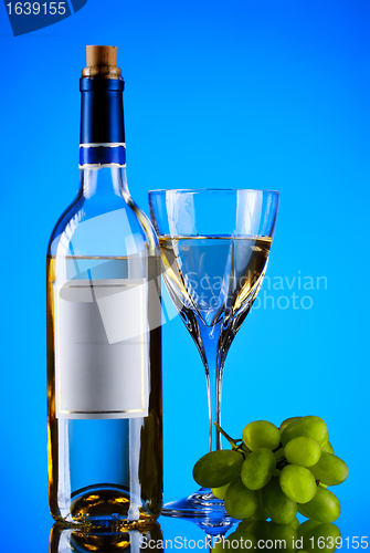 Image of bottle and glass of wine, grape bunch