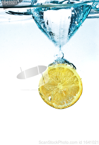 Image of Lemon In Water Splash