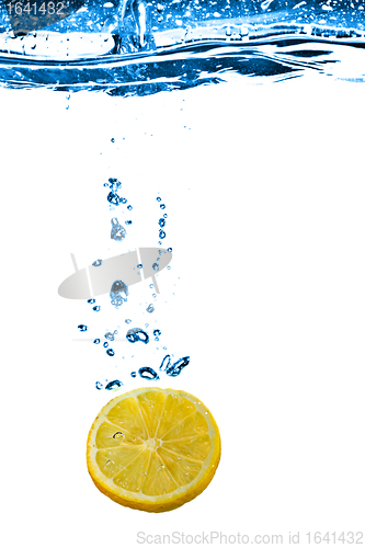 Image of Lemon In Water Splash