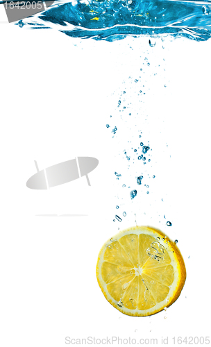 Image of Lemon In Water Splash