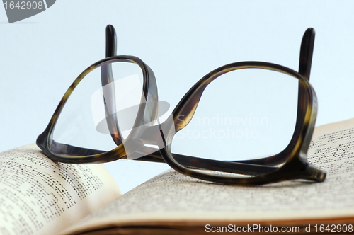 Image of Open book and eyeglasses