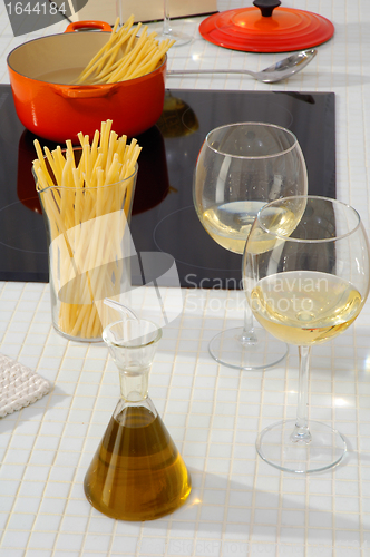 Image of spaghetti with oil and white wine