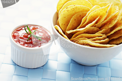 Image of nachos with salsa