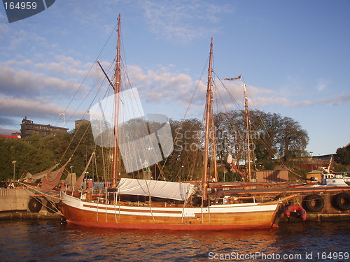 Image of Boat in the harbour