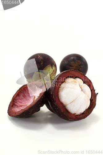 Image of fresh cut Mangosteen