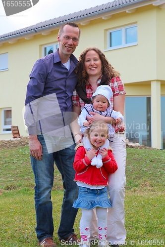 Image of Family in front of her house Nr 2