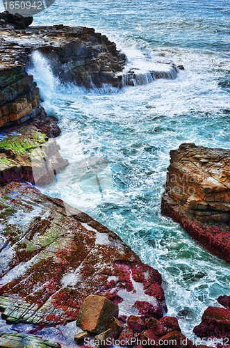Image of ocean waves on rocks