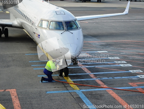 Image of Airplane get external power