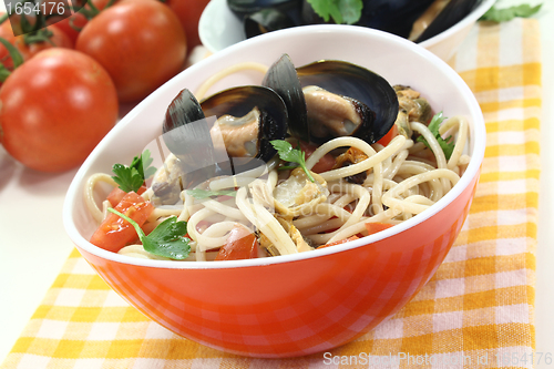 Image of Spaghetti with mussels and parsley