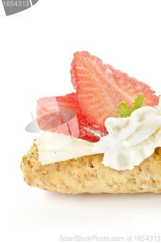 Image of CreaspBread sandwich with cheese and strawberry