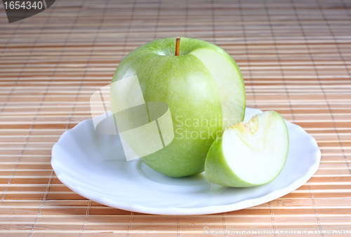 Image of Apple on the plate